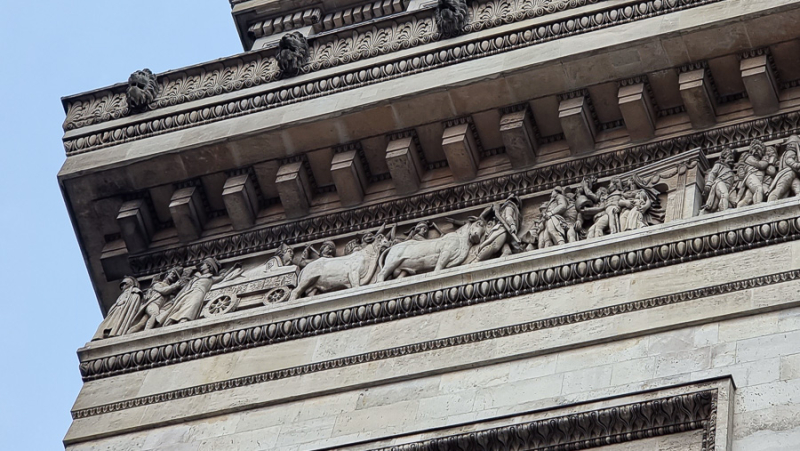 One of the reliefs features a stolen sphinx being carried through... An arc de triomphe! Très meta.