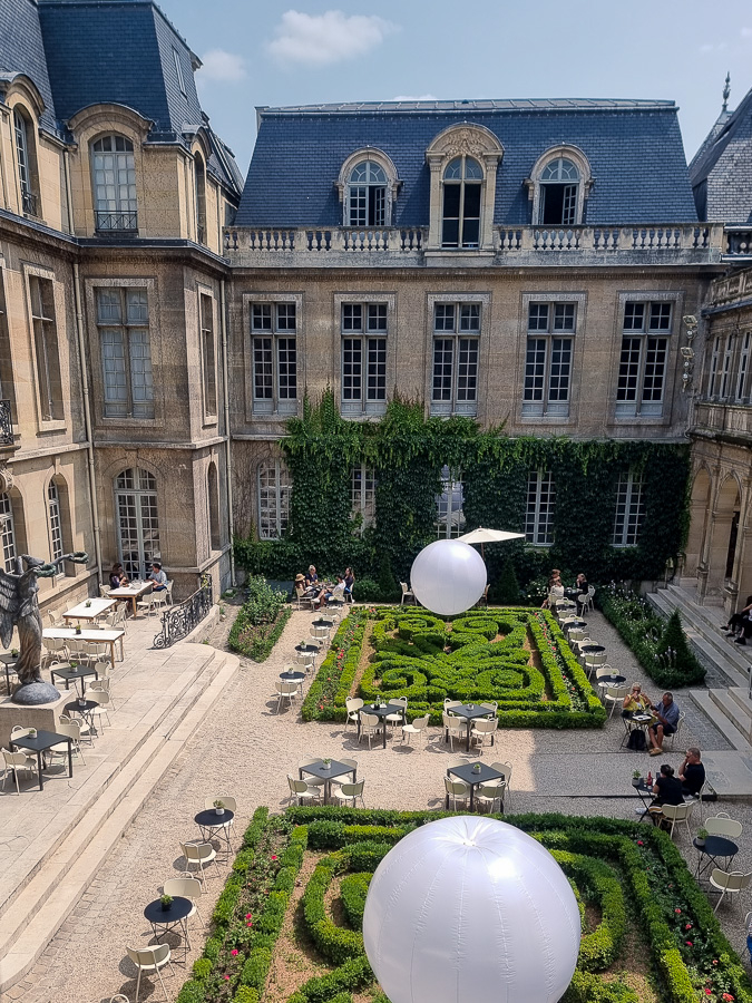 The restaurant in the courtyard of Musée Carnavalet